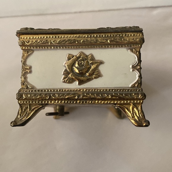 Beautiful Hand Painted Vintage Porcelain Music Box - Picture 4 of 10